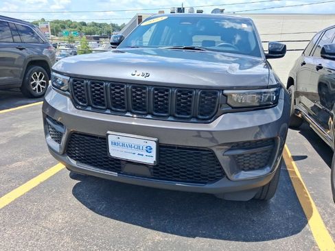 Used 2023 Jeep Grand Cherokee Altitude AWD/4WD image 2