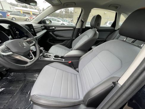 Used 2025 Volkswagen Jetta SE image 25