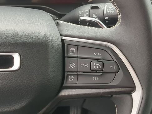 Used 2023 Jeep Grand Cherokee Limited w/ Luxury Tech Group II image 24