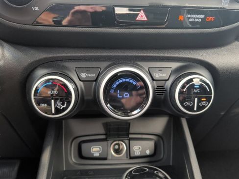 Used 2025 Hyundai Venue Limited FWD image 28