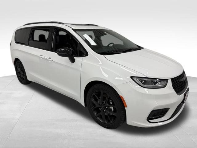 Used 2025 Chrysler Pacifica Limited FWD image 5