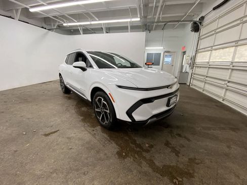 Used 2025 Chevrolet Equinox EV LT w/ Convenience Package image 8