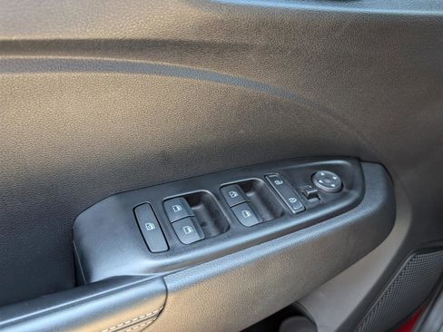 Used 2022 Hyundai Venue Limited image 18