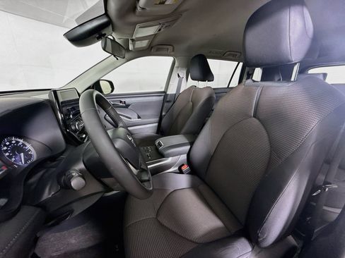 Used 2024 Toyota Highlander LE FWD image 24