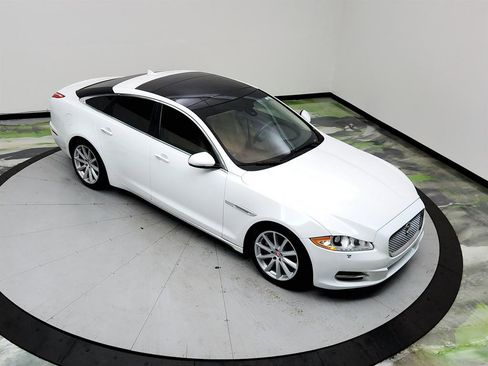 Used 2015 Jaguar XJ RWD image 34