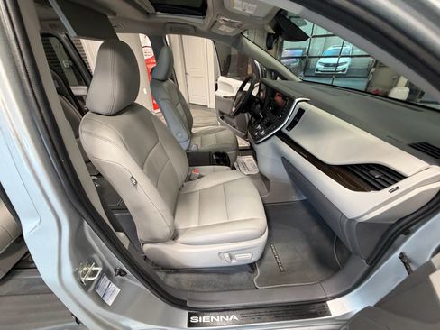 Used 2020 Toyota Sienna XLE Premium AWD/4WD image 46