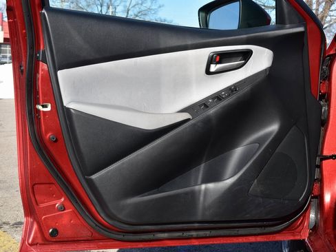 Used 2019 Toyota Yaris L image 8