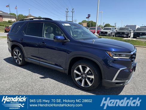 Used 2025 Honda Pilot Touring image 1