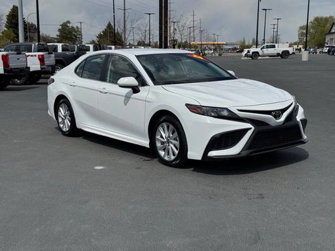 Used 2024 Toyota Camry SE FWD image 3