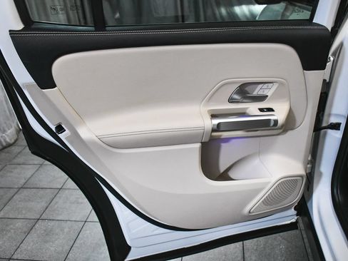 Used 2022 Mercedes-Benz GLB 250 4MATIC image 11