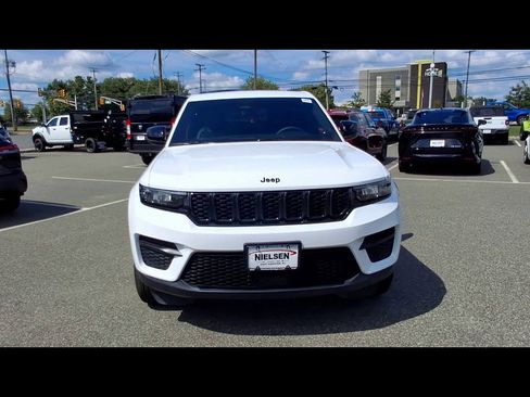Used 2024 Jeep Grand Cherokee Altitude AWD/4WD image 3