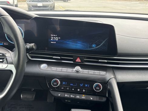 Used 2025 Hyundai Elantra SEL image 18