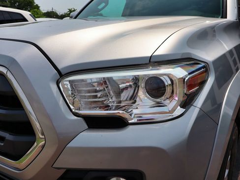 Used 2019 Toyota Tacoma SR5 AWD/4WD image 11