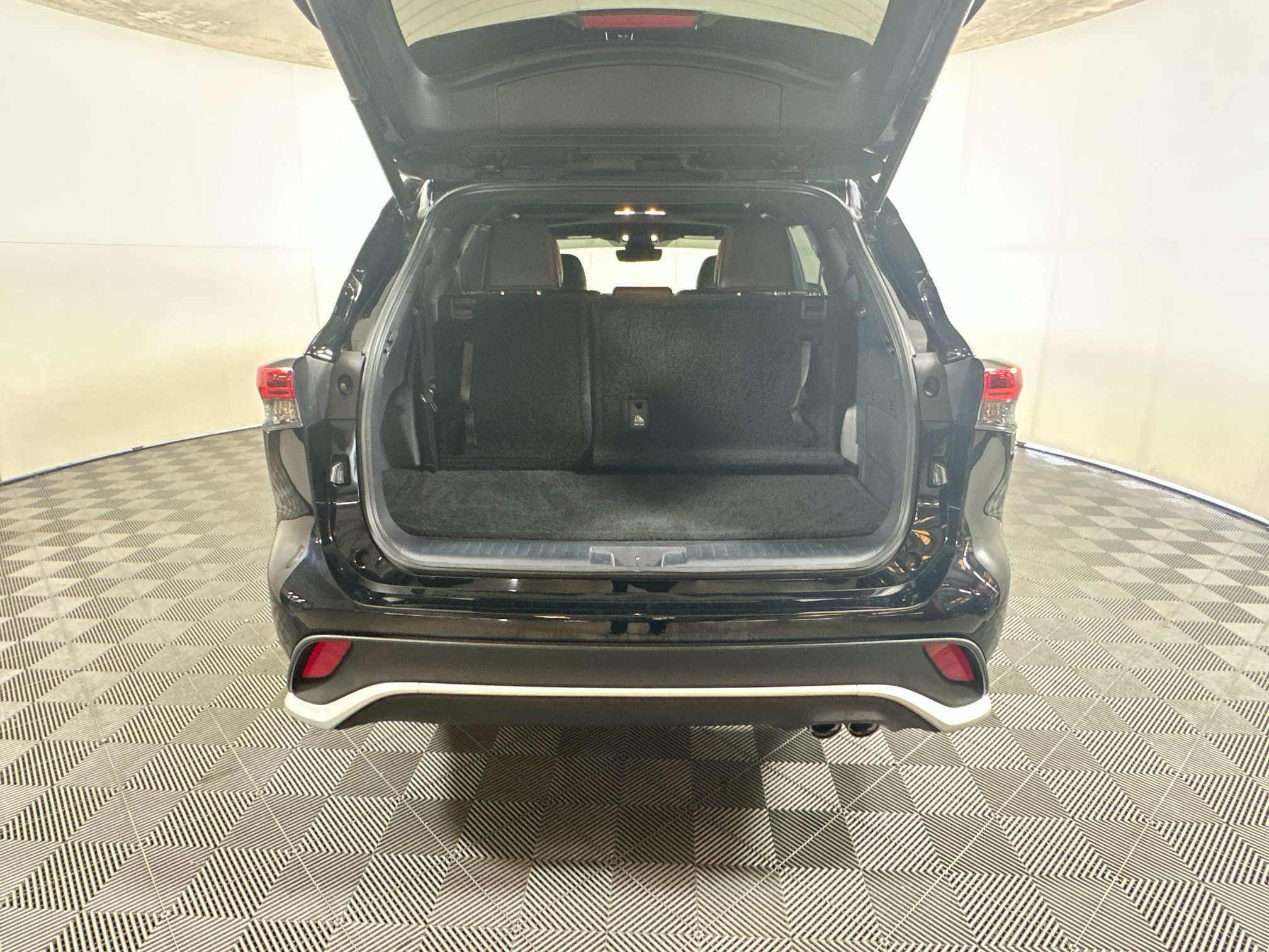 Used 2023 Toyota Highlander XSE FWD image 31