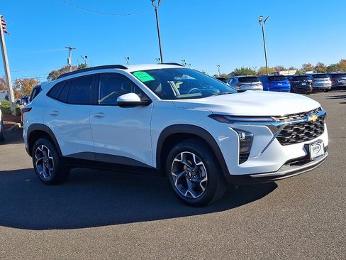 Used 2024 Chevrolet Trax LT image 3