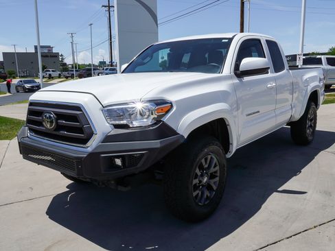 Used 2023 Toyota Tacoma SR5 AWD/4WD image 4
