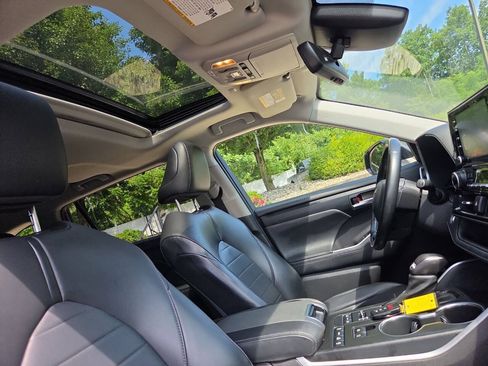 Used 2021 Toyota Highlander XLE AWD/4WD image 36