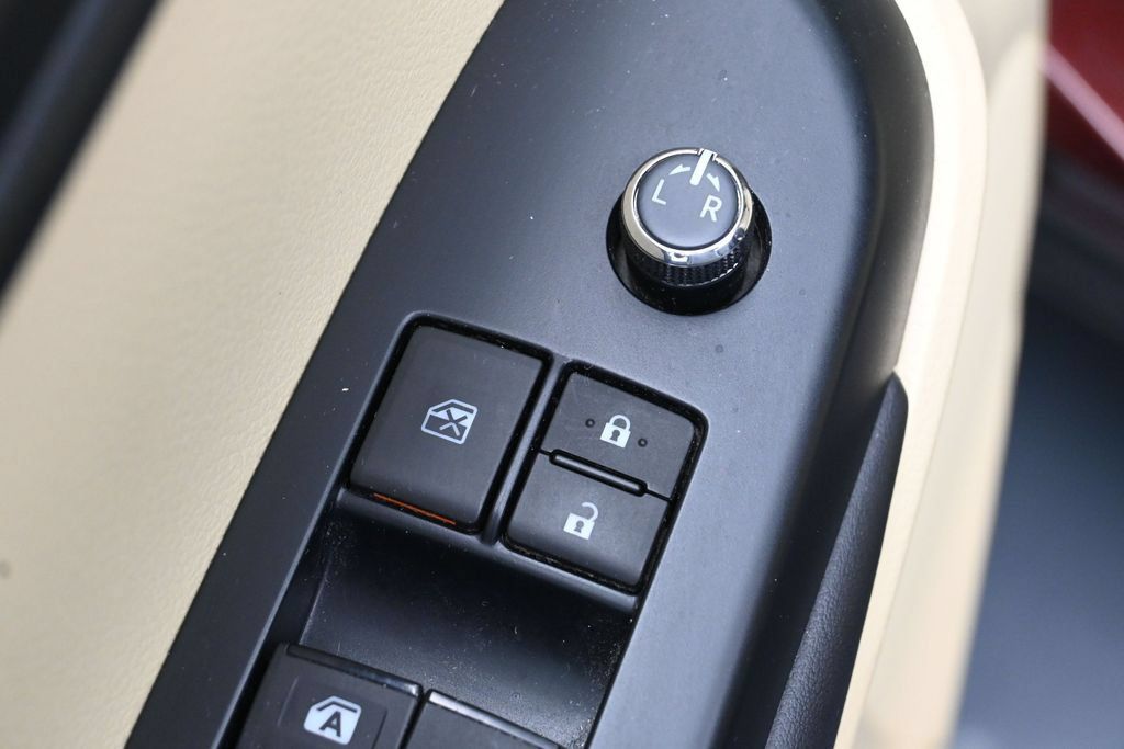 Used 2015 Toyota Highlander XLE AWD/4WD image 12