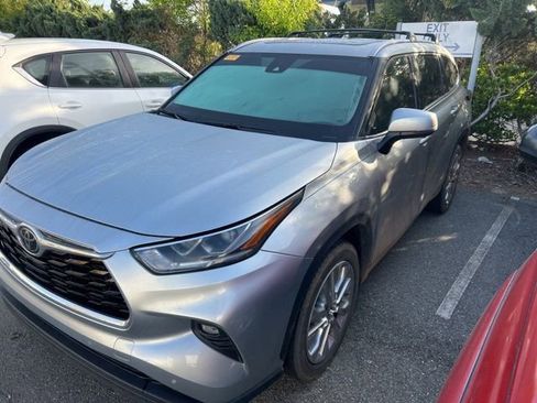Used 2022 Toyota Highlander Limited image 1