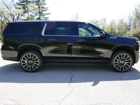 Used 2025 Chevrolet Suburban High Country AWD/4WD image 5