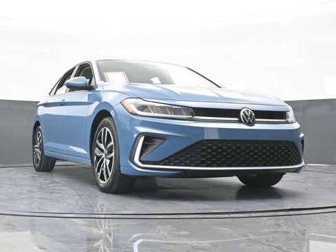 Used 2025 Volkswagen Jetta SE FWD image 60