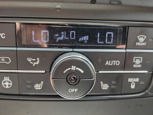 Used 2015 Chrysler Town & Country Touring w/ Driver Convenience Group image 29