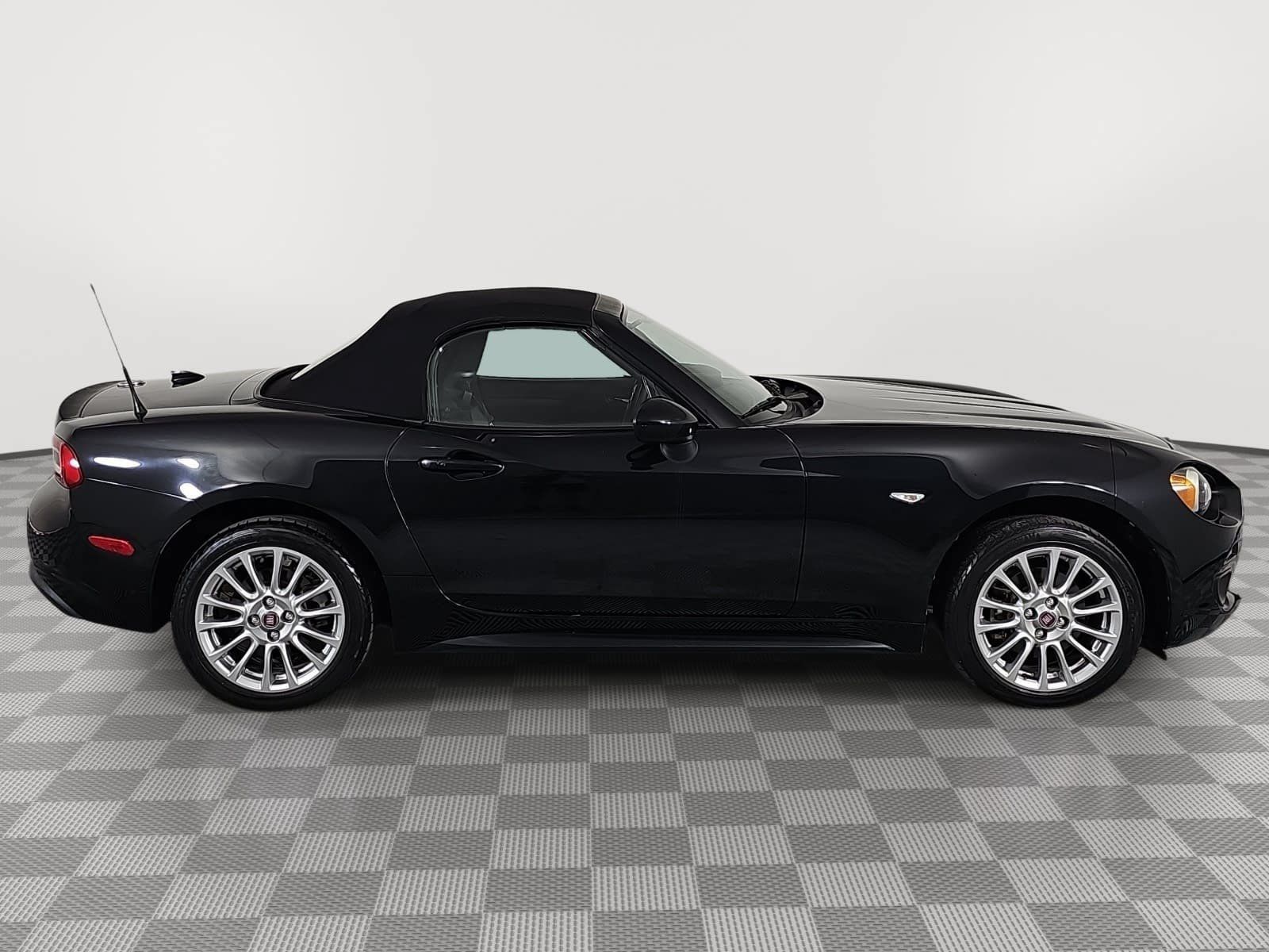 Used 2018 FIAT 124 Spider Classica w/ Technology & Siriusxm Group RWD image 9