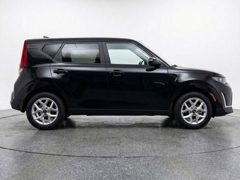 Used 2025 Kia Soul LX w/ LX Technology Package FWD image 11