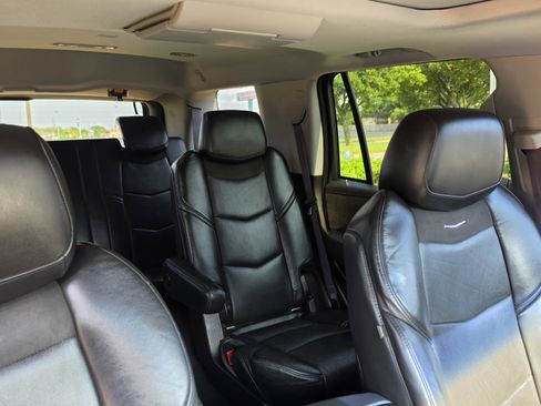 Used 2015 Cadillac Escalade Luxury RWD image 34
