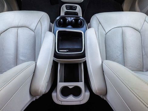 Used 2021 Chrysler Pacifica Touring-L FWD image 30
