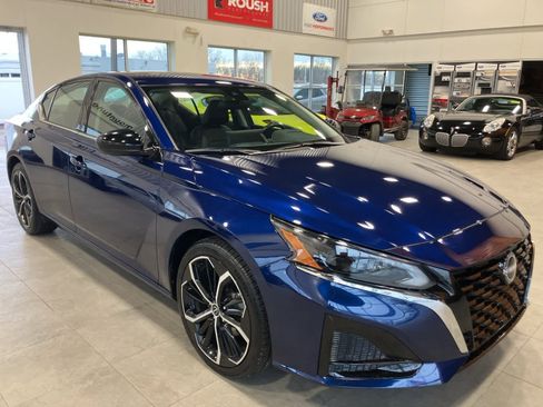 Used 2024 Nissan Altima 2.5 SR w/ SR Premium Package image 3