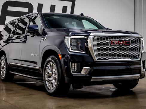 Used 2023 GMC Yukon XL Denali w/ Advanced Technology Package AWD/4WD image 25
