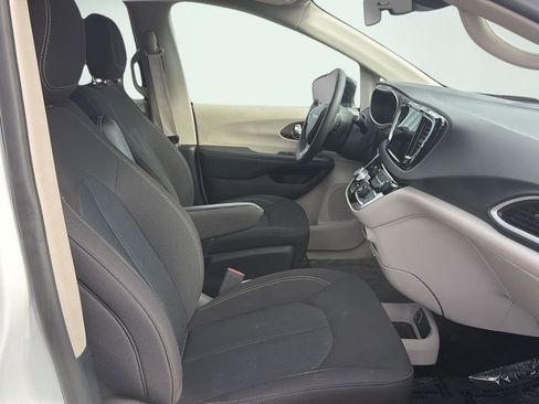 Used 2024 Chrysler Voyager LX image 14