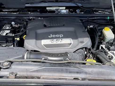 Used 2013 Jeep Wrangler Unlimited Sahara w/ Connectivity Group AWD/4WD image 9