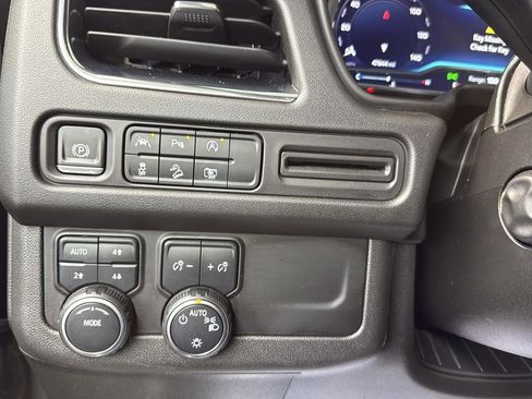 Used 2023 Chevrolet Suburban Z71 w/ Luxury Package image 18