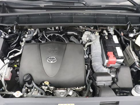 Used 2022 Toyota Highlander XLE AWD/4WD image 11