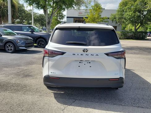 New 2026 Toyota Sienna XLE FWD image 5