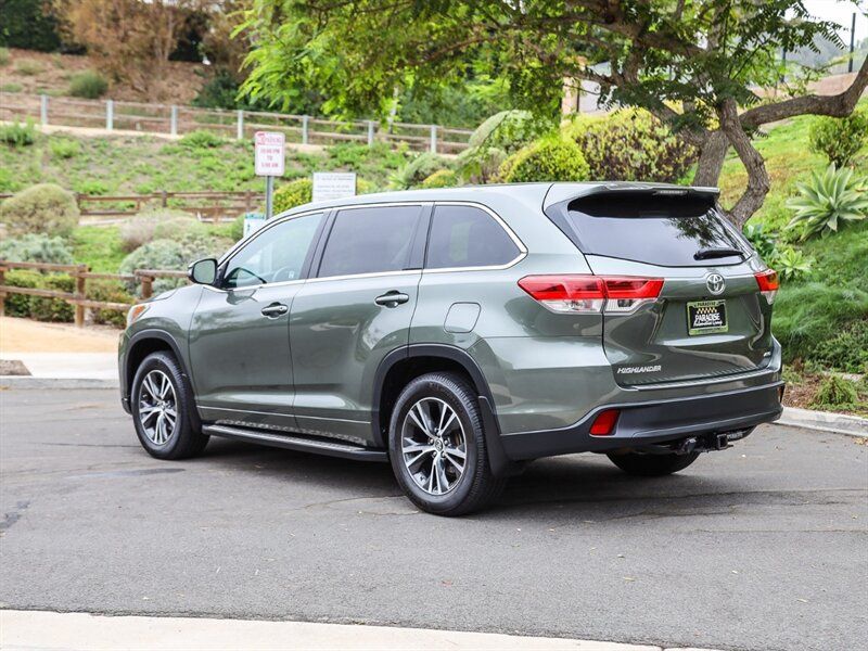 Used 2017 Toyota Highlander LE AWD/4WD image 3
