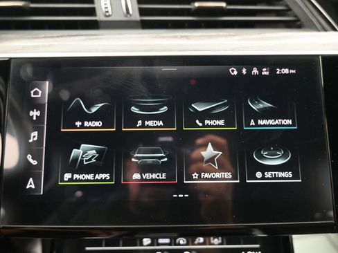 Used 2022 Audi e-tron Premium Plus w/ Premium Plus Package AWD/4WD image 13