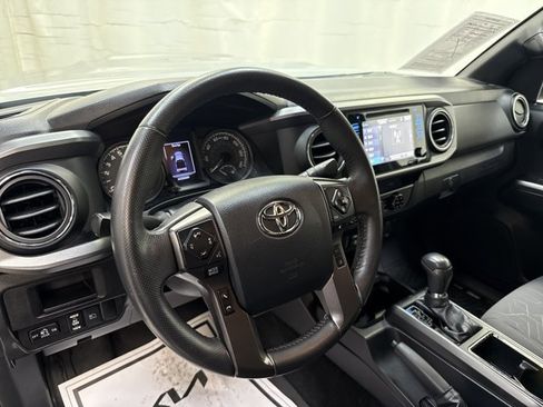 Used 2018 Toyota Tacoma TRD Sport AWD/4WD image 25