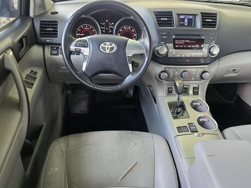 Used 2012 Toyota Highlander SE w/ Tow Pkg FWD image 12