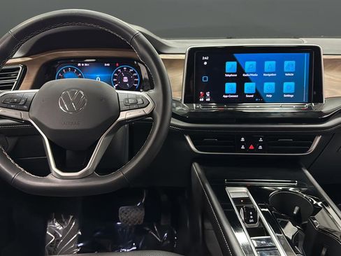 Used 2025 Volkswagen Atlas SE image 11