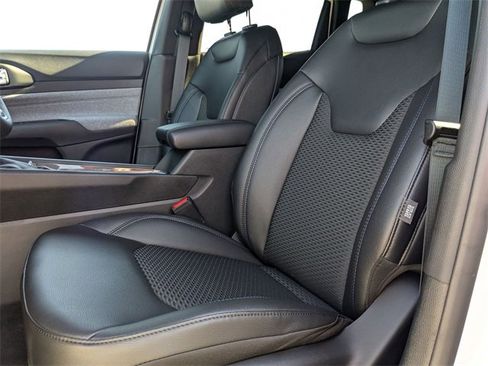 New 2026 Jeep Compass Latitude image 14