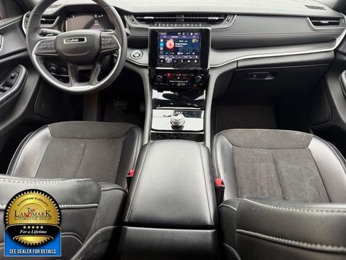 Used 2023 Jeep Grand Cherokee L Laredo image 18