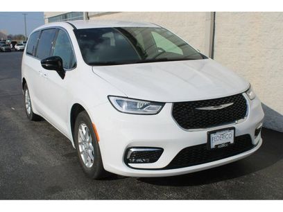 Used 2025 Chrysler Pacifica Select