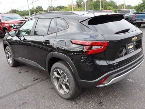 New 2026 Chevrolet Trax LT w/ LT Convenience Package FWD image 3