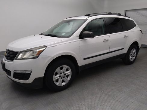 Used 2017 Chevrolet Traverse LS FWD image 2