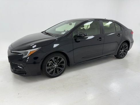 Used 2024 Toyota Corolla SE w/ SE Convenience Package image 5