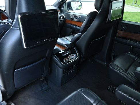 Used 2019 Lincoln Navigator Reserve AWD/4WD image 14