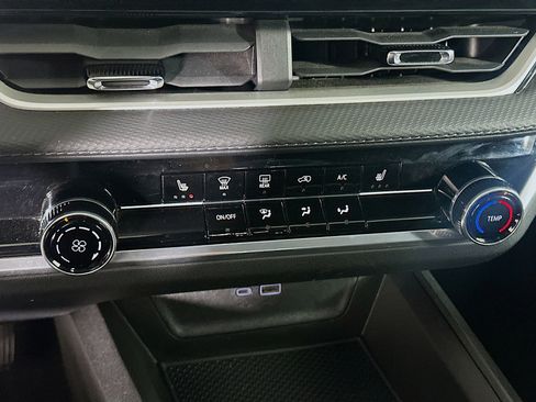 Used 2025 Chevrolet Equinox LT image 23